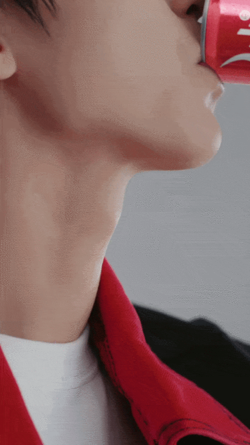 可口可乐释出全新代言人线索喉结特写镜头是王俊凯没错了