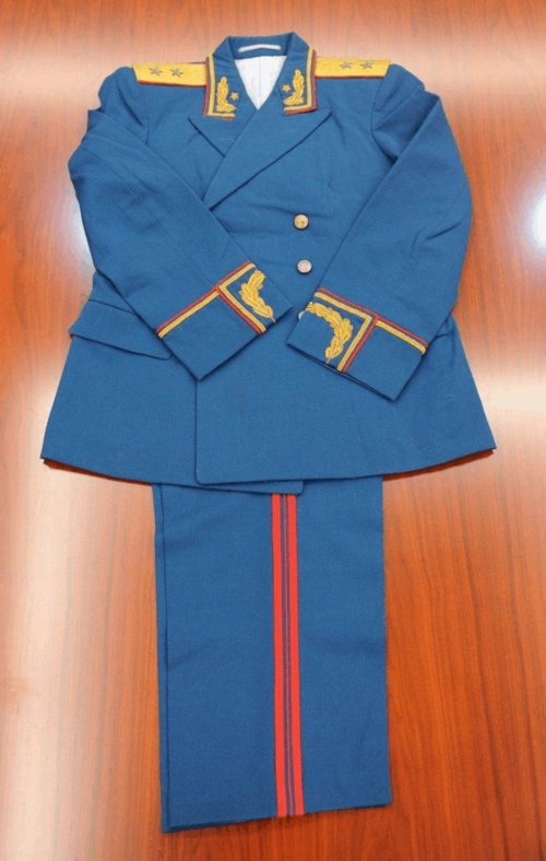 二炮首任政委李天焕家人向二炮军史馆捐赠包括55式中将礼服在内的珍贵