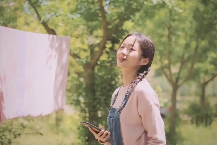 花粉女生在阳光灿烂的日子里开怀大笑