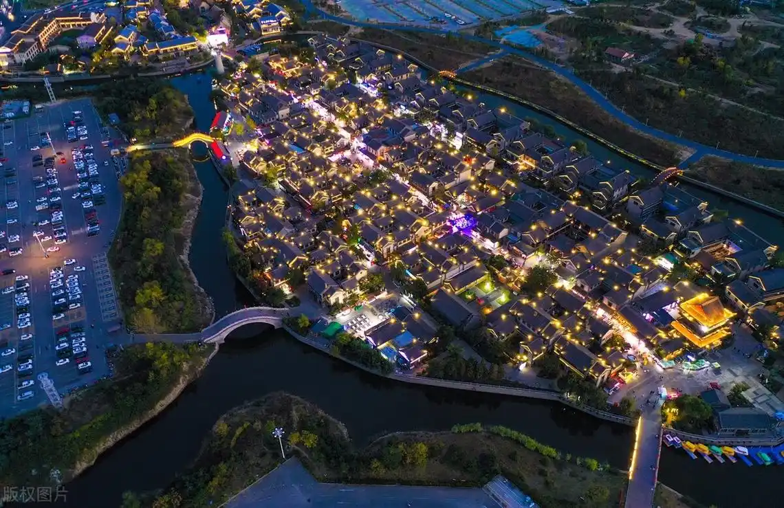 山东省日照市的东夷小镇在夜幕下焕发出别样的光彩