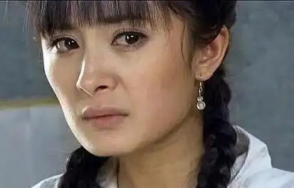 比如其中的代表杨幂方脸塌鼻似路人不过眼角的细纹却一直在