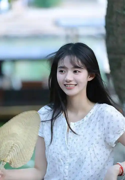 姜杉白色碎花连衣裙清纯少女形象_眼睛_皮肤_蒲扇