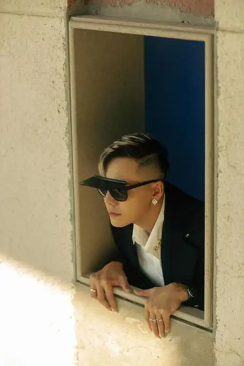 陈伟霆墨镜加黑眼罩似冷峻特工 黑白look配大侧分时尚感爆棚