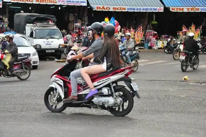 为什么女生坐摩托车喜欢侧坐,不跨着坐呢?说出来你都会觉得可笑