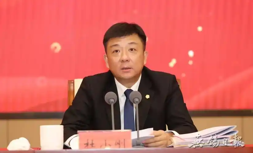 杜小刚寄语全市年轻干部努力在现代化建设新征程中打头阵当尖兵