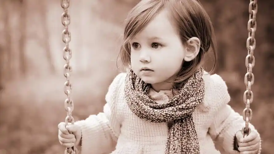 可爱萌娃宝贝荡秋千高清电脑壁纸