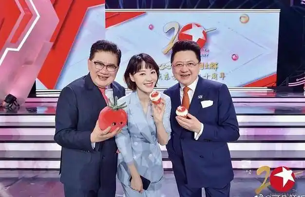 王冠满满同事情现场为曹可凡最新散文集第一场线下推介会站台