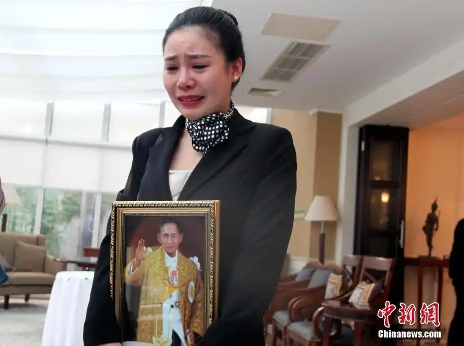 泰国国王去世后的二十四小时