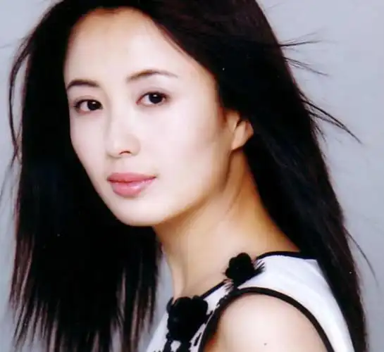 演员杨童舒:34岁在剧组意外怀孕,嫁普通老公也幸福