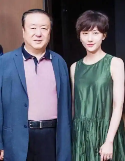 还有女演员刘蓓的前夫张黎,据说也曾有过好几次婚姻,在刘蓓和导演张健