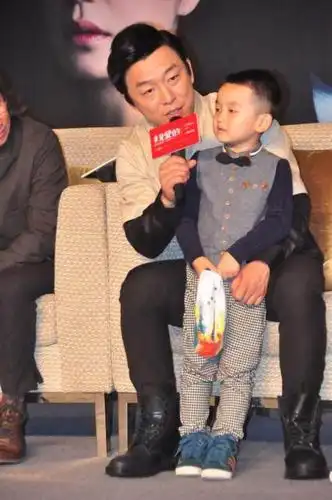 影帝黄渤全家照曝光,与贤妻厮守13年,如今3个孩子,全家很幸福