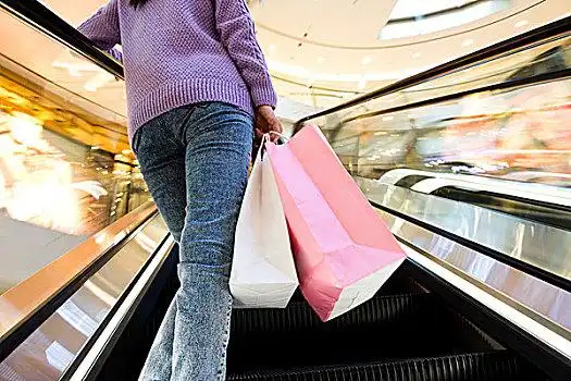 购物背影图片