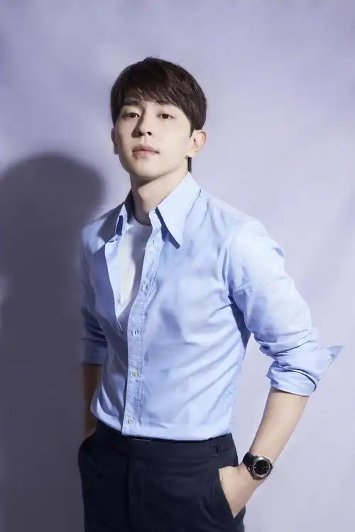 邓伦休闲帅气写真,高清图片-纯色壁纸