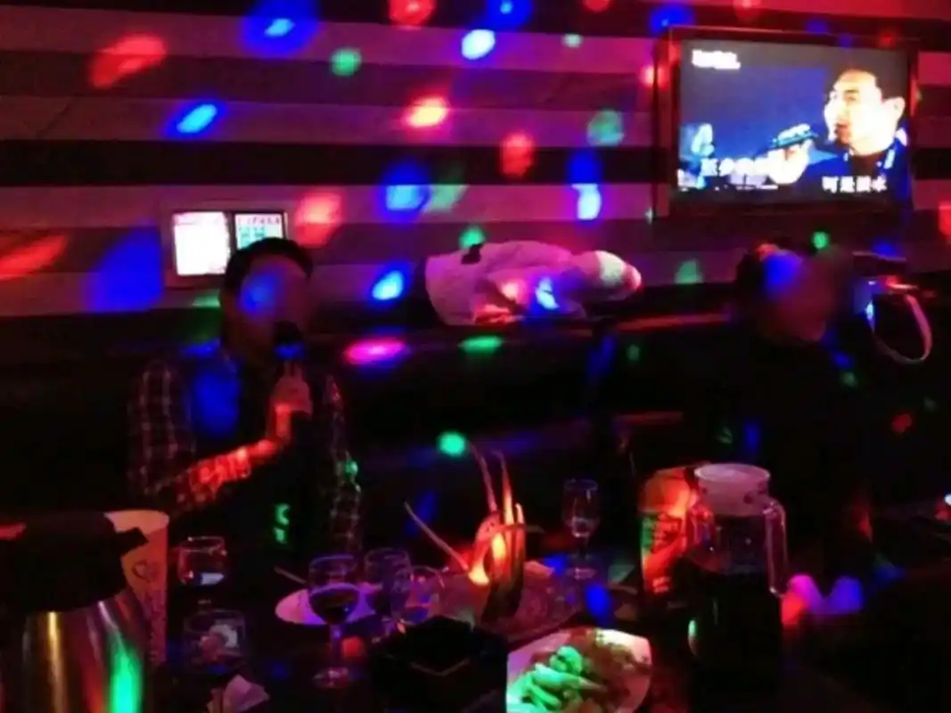 广东中山,男子和朋友一起到ktv喝酒唱歌,玩得十分开心.