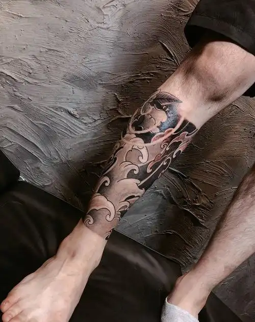 浪腿纹身图片_腿部传统纹身图案