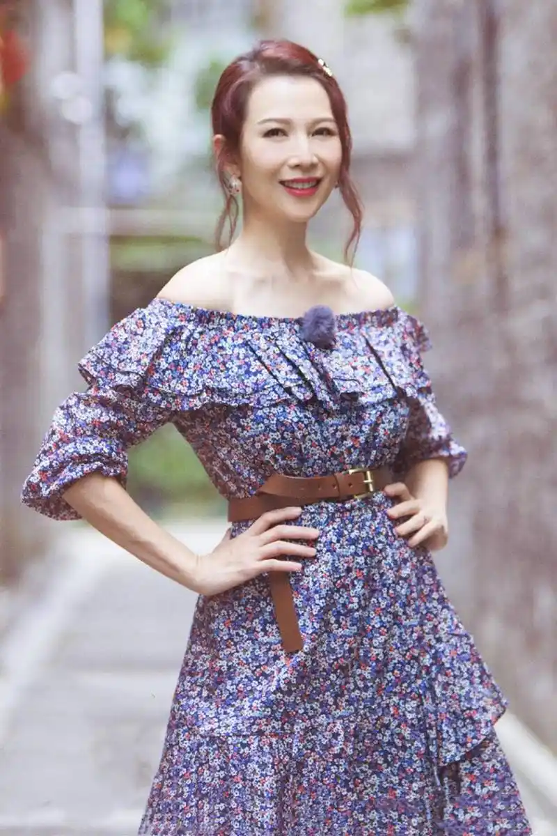 蔡少芬奔五年纪仍是少女身段穿碎花裙清新灵动风采不输吉娜