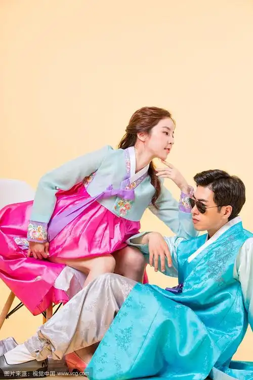 身着韩服(韩国传统服饰)的愉快的韩国男女夫妇