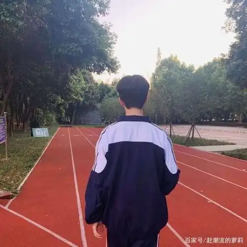 有一种帅气,叫做范丞丞的背影