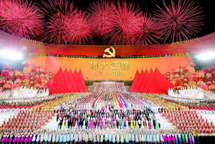 舞台中央,3000多名红衣青年举起发光道具,组成熠熠发光的党徽;"鸟巢