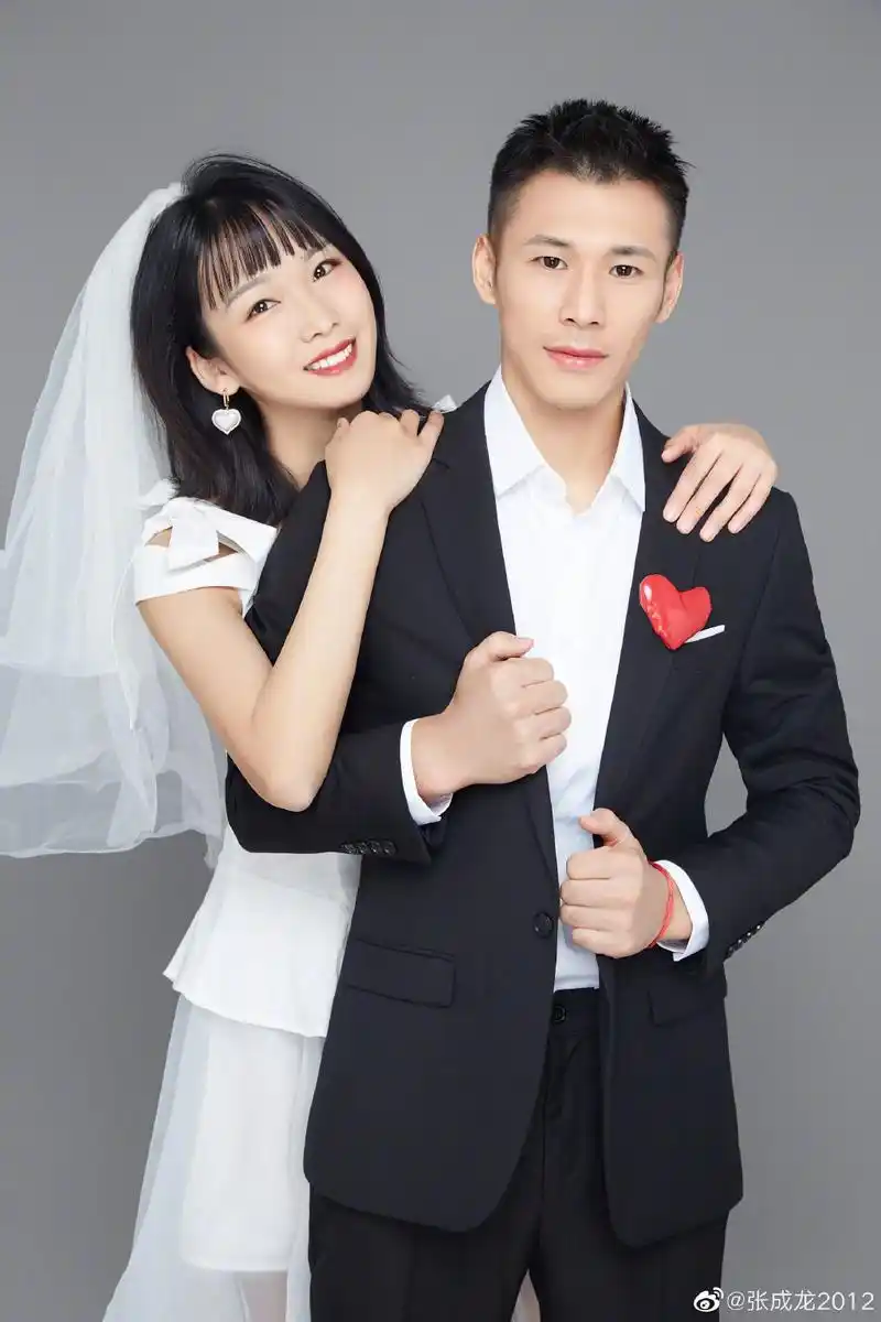 张成龙的妻子留言写道:"结婚的第五个年头!
