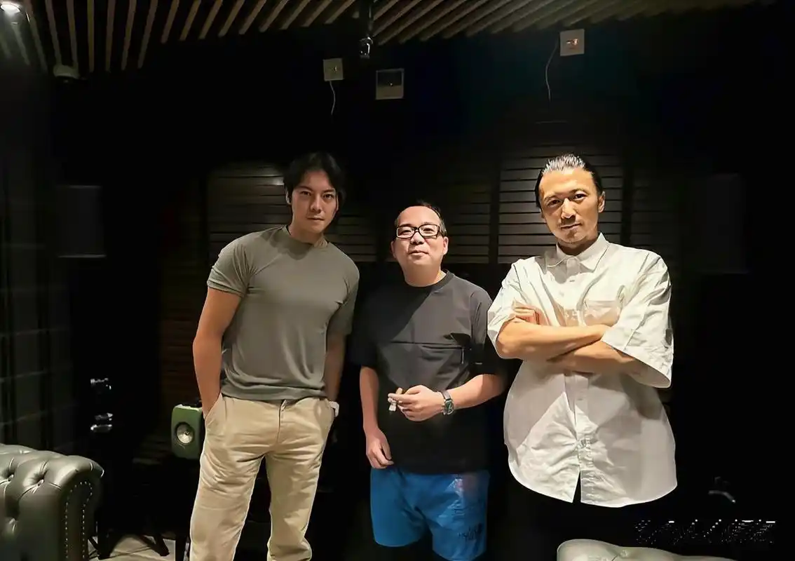 谢霆锋和陈伟霆在香港聚餐,小谢还是一如既往的不修边幅