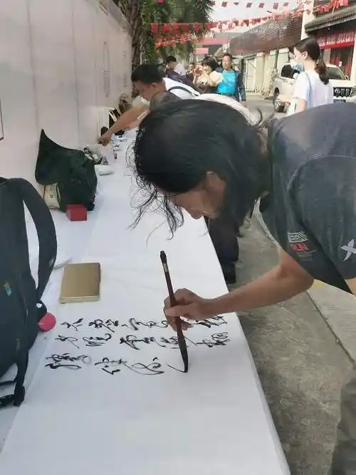 为四川卷题写了卷名,参与现场创作活动的四川诗书画名家有王长江,章勇