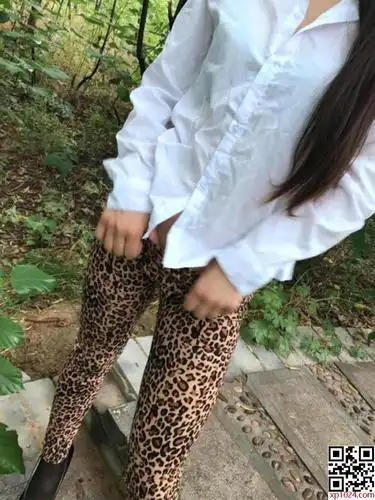 户外露出美臀骚穴的豹纹美女【21p】