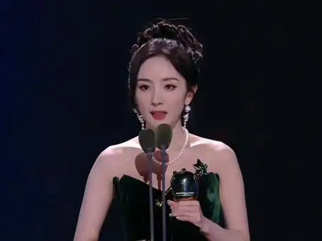 2023爱奇艺尖叫之夜荣誉发布##2023爱奇艺尖叫之夜##杨幂2024观众