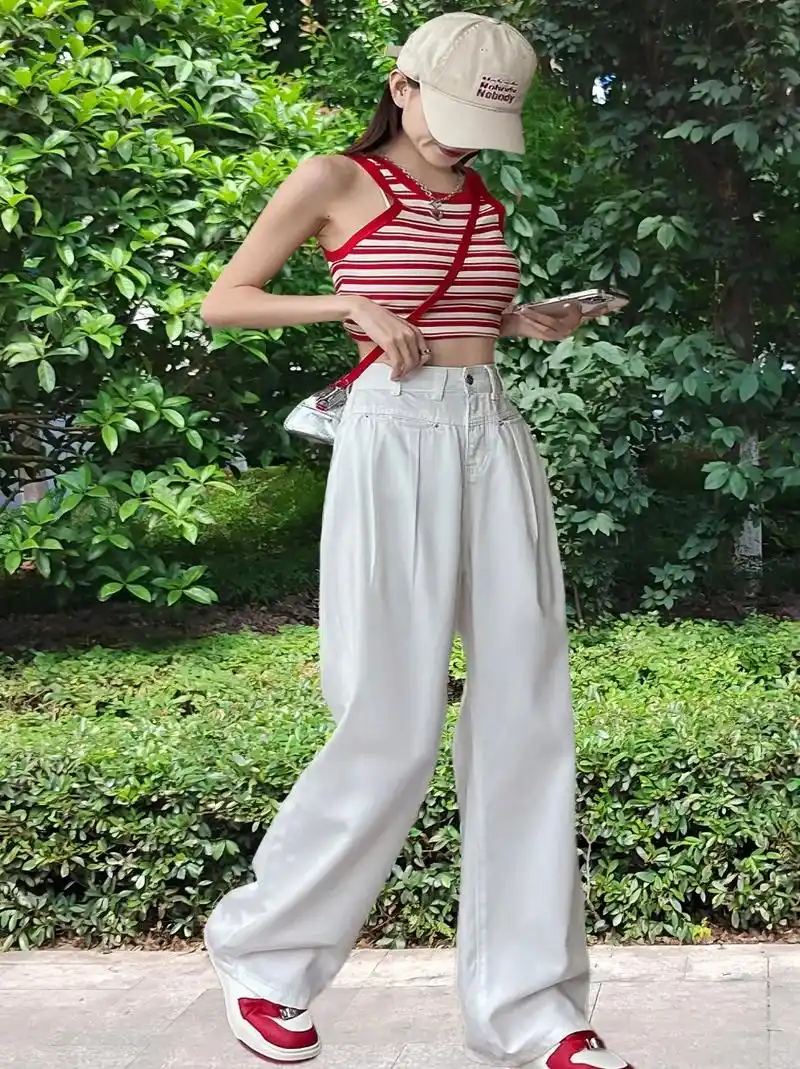 这款高腰白色牛仔裤,时尚又百搭,轻松成为夏日造型的