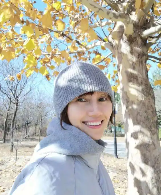 46岁袁泉低调做公益,素颜示人大展自然美,气质形象到人品都绝佳-腾讯