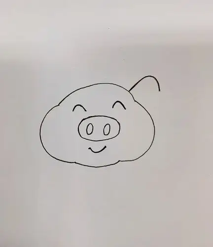 猪耳朵的画法也是很多种,这里我选用比较中规中矩的画法,但耳朵不要过