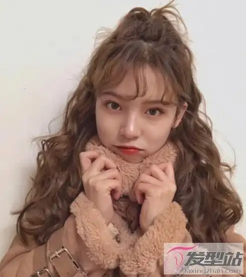 女生的额头偏高,很适合剪刘海来修饰,内扣的卷曲让刘海更添灵动感