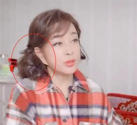 看了刘晓庆的视频后,网友们基本上都把注意力集中在她的耳朵上,纷纷