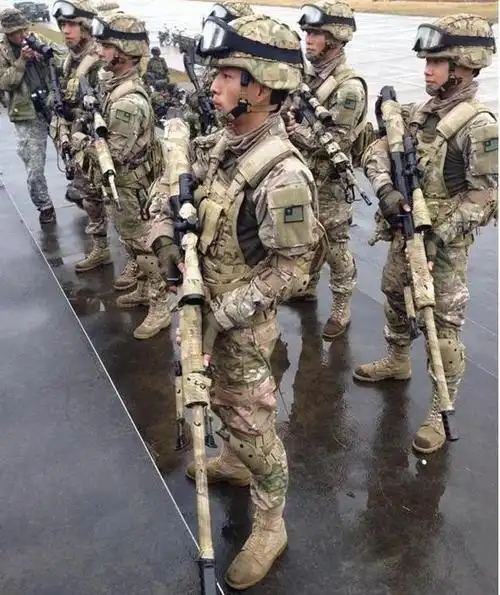 新闻 军事 看过《我是特种兵》的朋友都知道,中国特种部队的装备经过