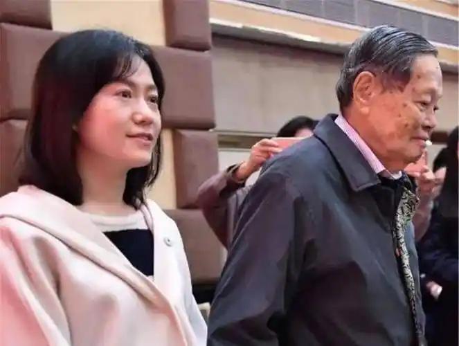 相差54岁的爱情,翁帆:为了杨振宁的身体,我16年来坚持早睡早起_年龄