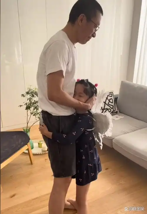 2022年6月19号李洛伊首次晒出自己老公和女儿的合影.