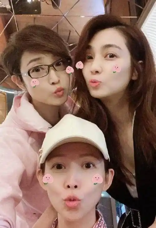 蔡少芬朱茵洪欣晒合照,人均年龄50岁却都像冻龄,朱茵还是很美_照片