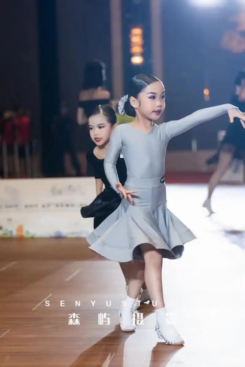 新鲜照片出炉  我们的小胖妞要逆袭了 动作越来越漂亮#拉丁舞 - 抖音