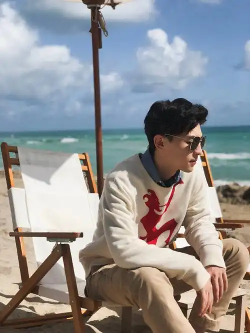 邓伦拍戏花絮来袭 蓝天白云下少年在海滩恣意生长