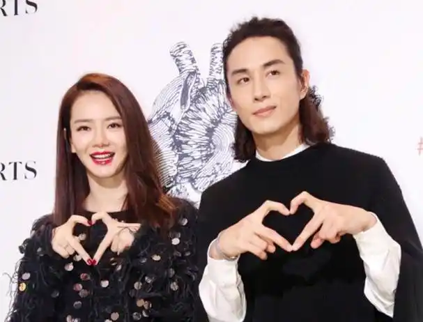 戚薇和林子君如今都迈入了全新的人生阶段,这也算是为他们之间的遗憾