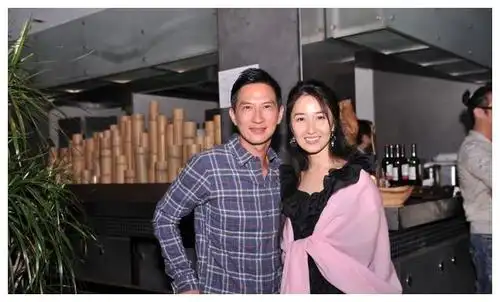 张家辉与太太关咏荷十分恩爱婚后育有女儿