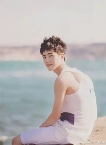 [刘昊然][分享]180308 前方肉体福利来袭 穿背心的刘昊然清爽魅力十足