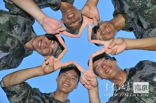 南京军区某新兵营训练间隙开展多彩文体活动图