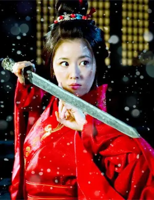 林心如在10年播出的古装剧《新三国》中,饰演的是刘备的夫人孙尚香一