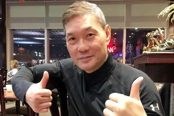 周比利庆贺香港回归25周年,63岁两鬓已斑白,精神抖擞面容和善