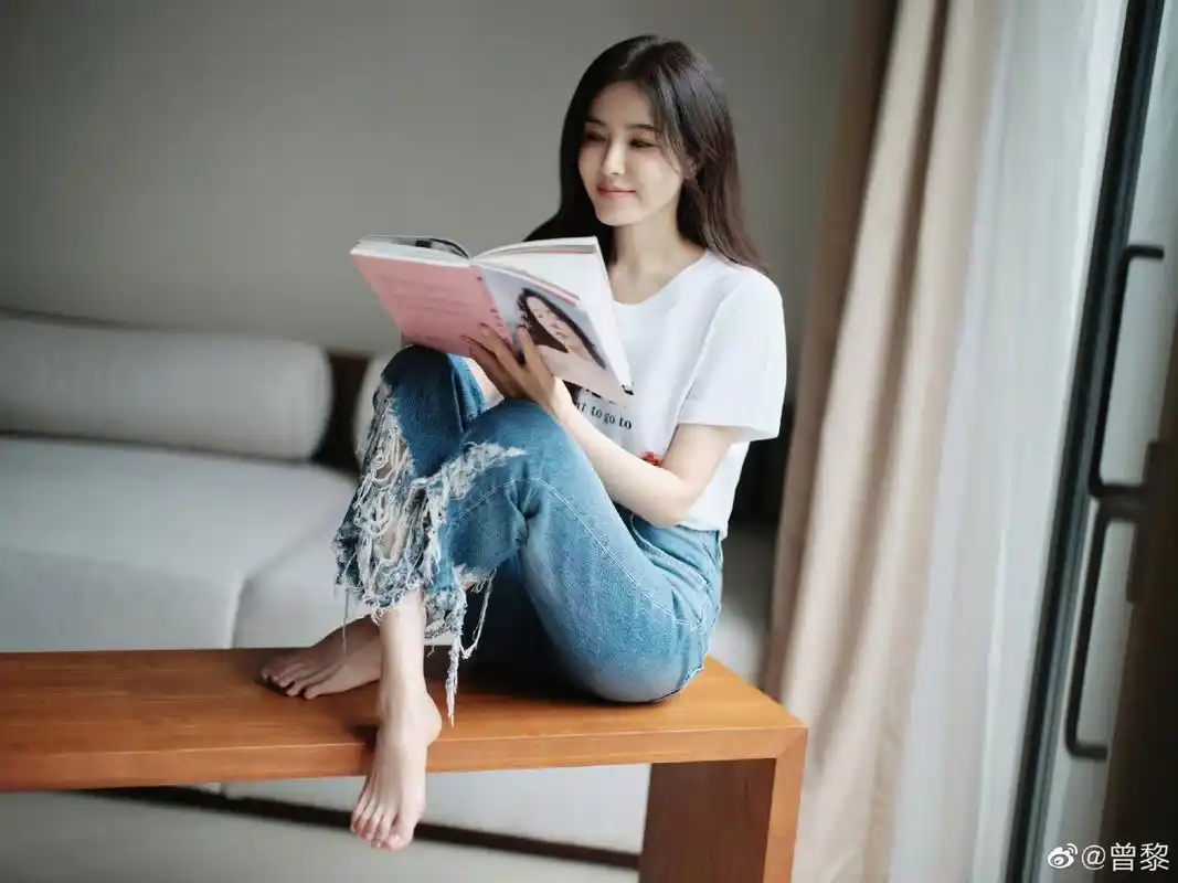 曾黎白嫩光滑的美脚丫