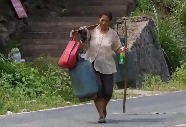 女挑夫汪美红:磨坏120双鞋挑断20多根扁担,把孩子挑进重点大学