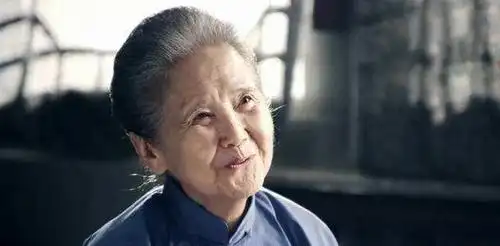 满头华发,无儿无女,上了年纪,有点耳背却头脑灵光的老太太,在戏中真情