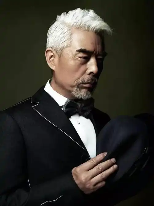 被61岁的陈道明帅到了,这才叫大叔,有啤酒肚的那叫大爷