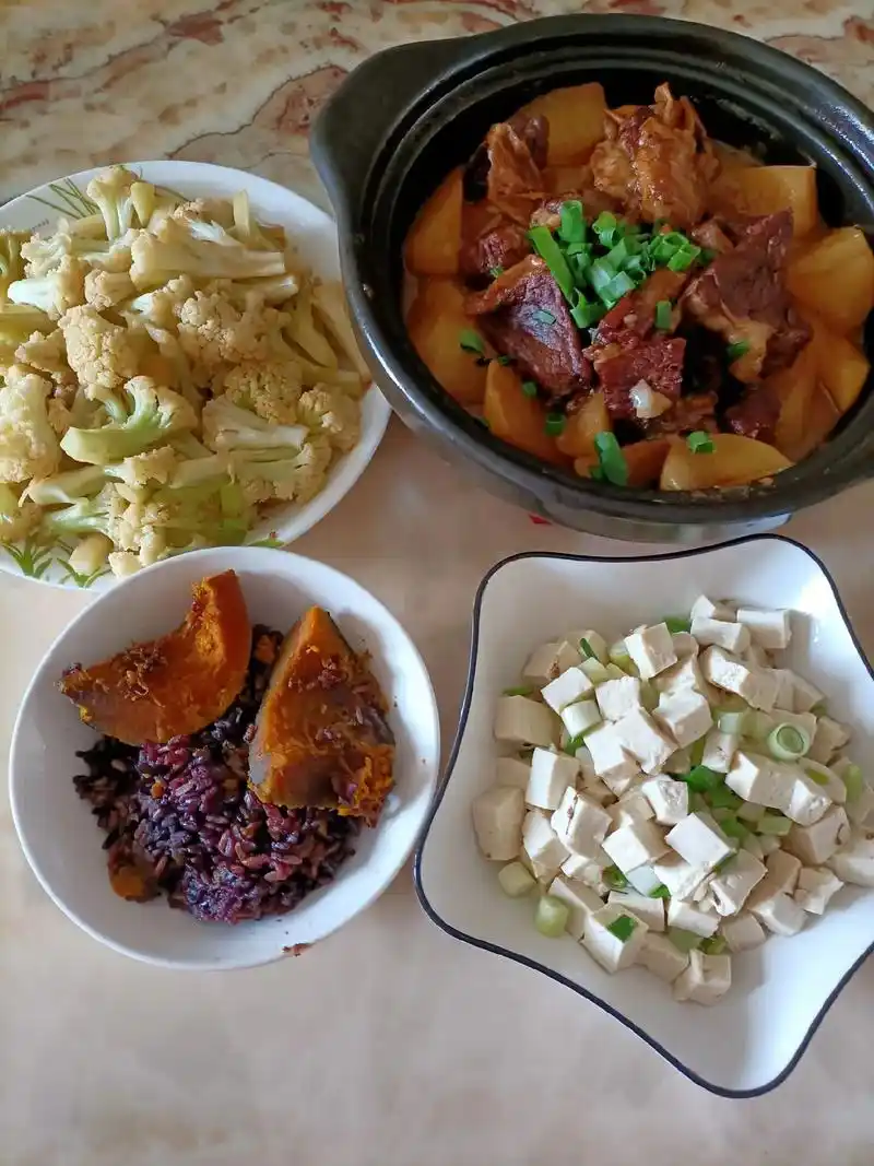 给上学的大胖来一顿营养午餐,自己来一份减肥酸奶饭#萝卜顿牛肉 - 抖